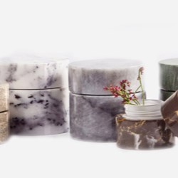 Real stone for primary cosmetic packaging
