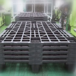 Fabricando palets de plástico