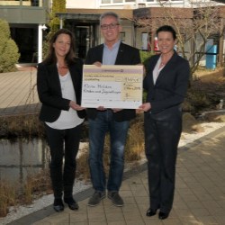 DS Smith donates proceeds from tombola to Kleine Helden