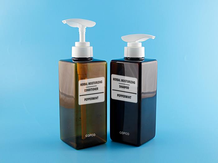 Lotion pump with adjustable orientation