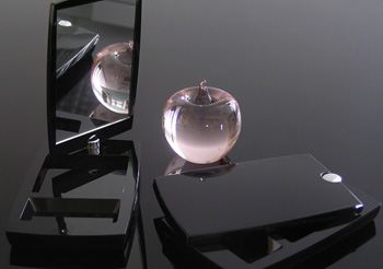 The cosmetic compact with magnetic swivel cap