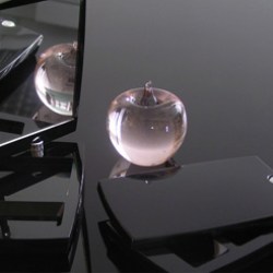 The cosmetic compact with magnetic swivel cap