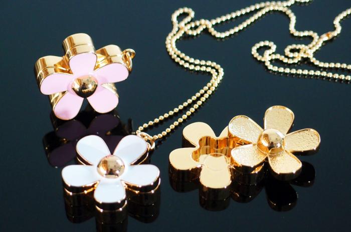 New elegant and wearable metal containers for cosmetic products