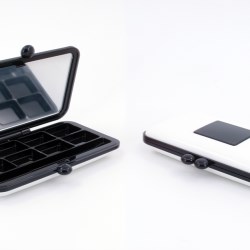 Makeup compact with clasps closure