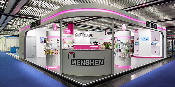 Menshen mit neuem Messestand auf der Interpack