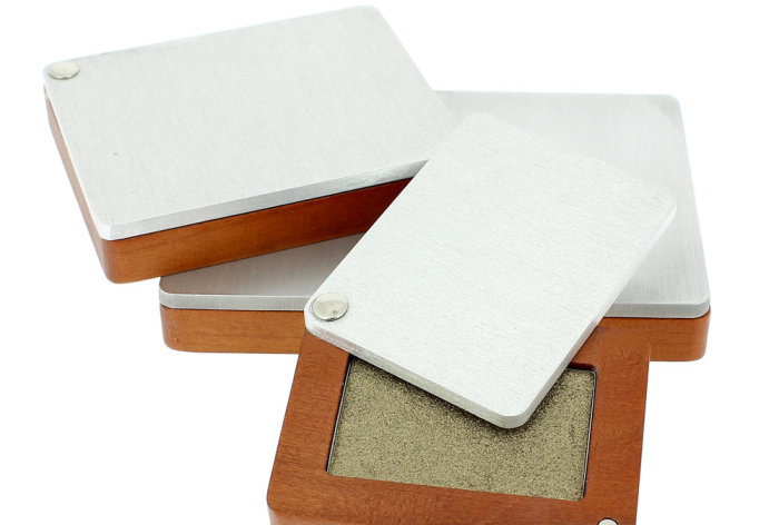 Pujolasos seduces with a vintage style: exclusive makeup compacts for Colorisi