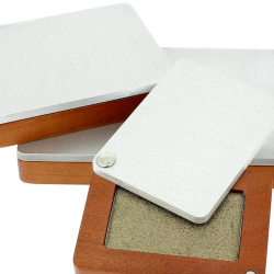 Pujolasos seduces with a vintage style: exclusive makeup compacts for Colorisi