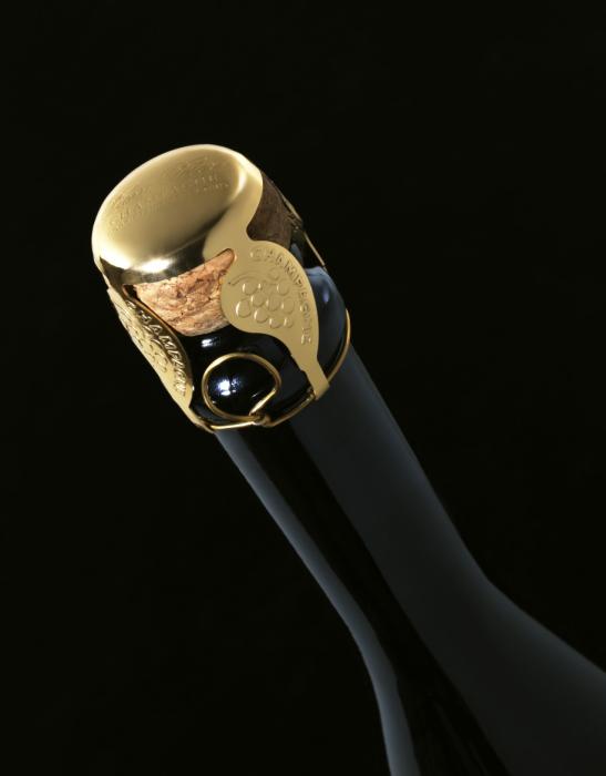 Tesem has developed an innovative concept in champagne cork covers: le parure de bouchage