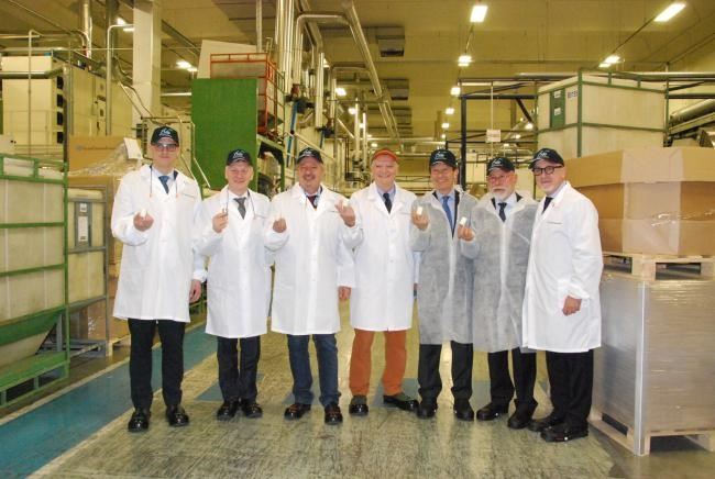 The minister of the Scottish government McKee visits Guala Closures