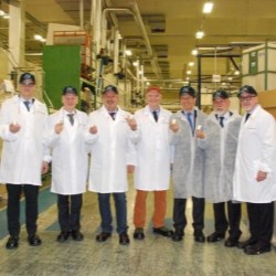 The minister of the Scottish government McKee visits Guala Closures